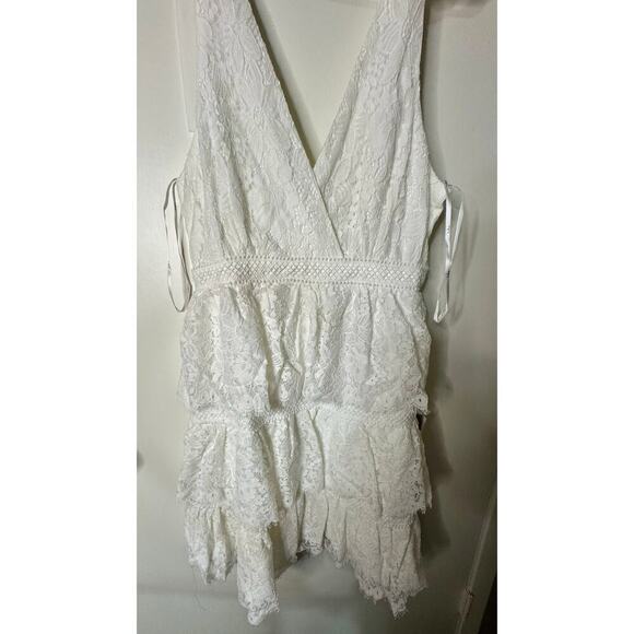 Lulus halter mini dress in white lace. Size Large - Picture 1 of 3